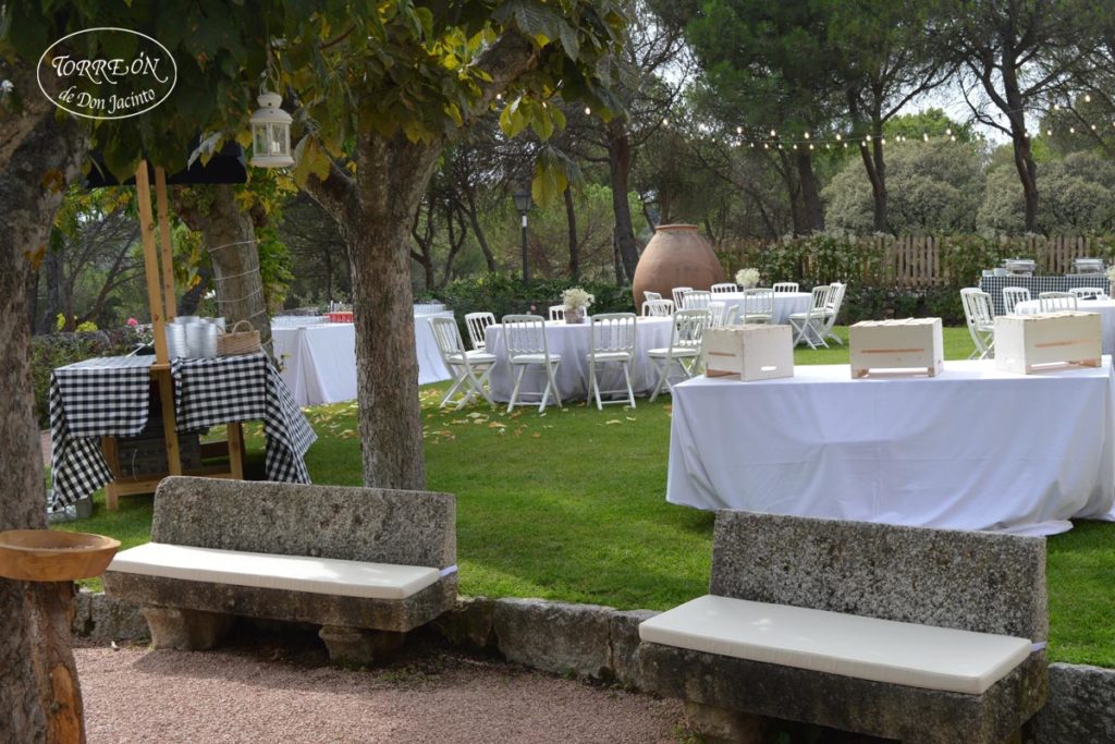 primer plano de nuestros bancos de piedra y detrás nuestro jardín "vestido de boda"